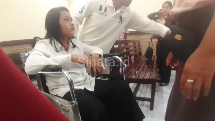 Suami dan 2 anaknya tewas tabrakan, sarah tolak damai dengan sopir kepala samsat dolok sanggul korban selamat kecelakaan tragis, sarah mahdalen sirait. (foto: sinata/bismar)