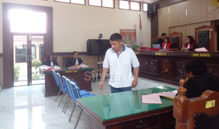 Barang bukti melimpah, hakim pn simalungun vonis surya pandiangan cuma 6,5 tahun terdakwa surya valentino pandiangan usai menjalani sidang. (foto: sinata/bismar)