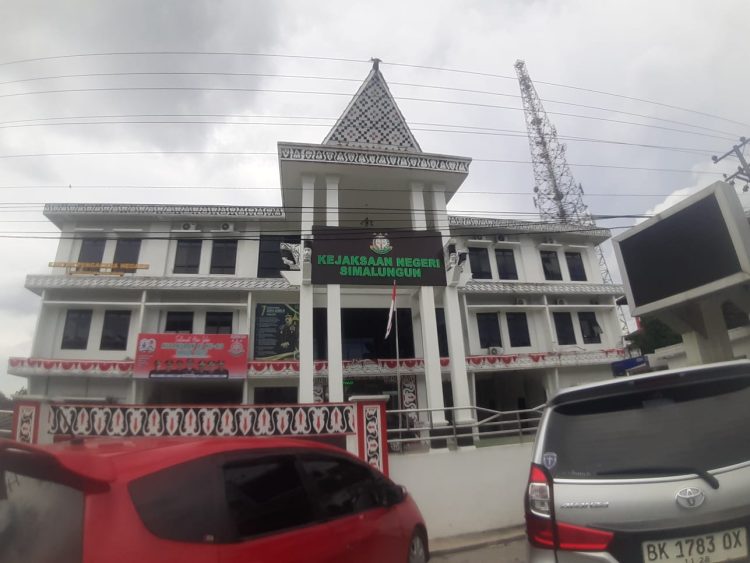 Tuntutan 7 tahun untuk surya valentino tuai sorotan, ini penjelasan kasi pidum kantor kejasaan negeri simalungun. (foto: sinata/bismar)