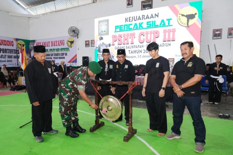 Kejuaraan pencak silat psht cup 2025 resmi dibuka di tapteng kejuaraan pencak silat psht cup 2025 dibuka di gor pandan tapteng, memperebutkan piala bupati tapteng. 210 atlet dari sumut, aceh, dan riau ikut serta dalam ajang ini.