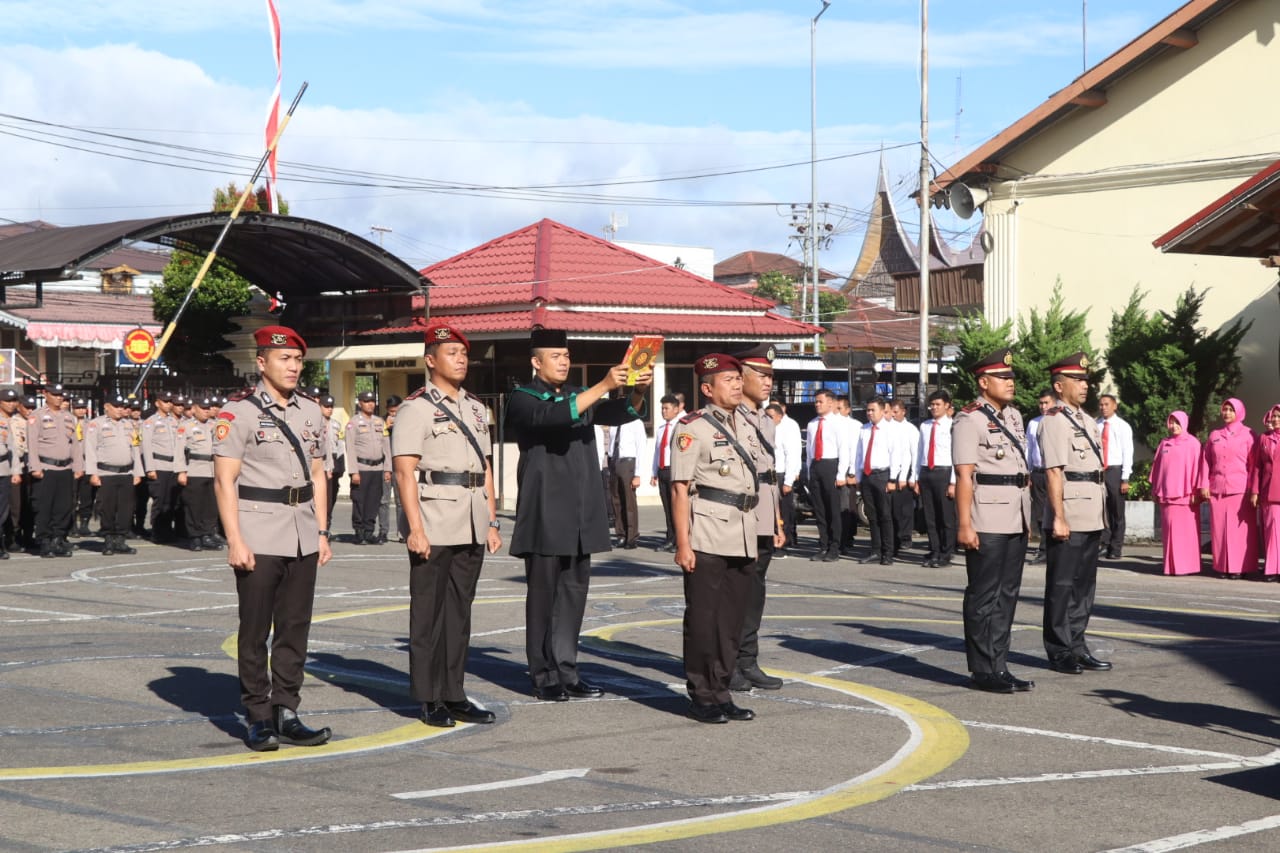 polresta bukittinggi melaksanakan serah terima jabatan sejumlah kasat, dipimpin langsung kapolresta kombes pol ruly indra wijayanto. pergantian ini menjadi langkah penyegaran organisasi dan strategi memperkuat pelayanan serta keamanan masyarakat.