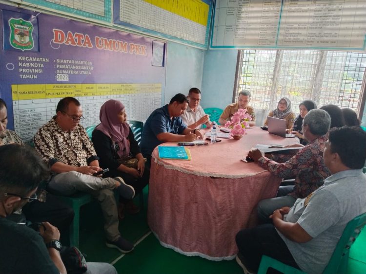 mediasi gri dengan pengembang di kantor camat siantar martoba. (foto: sinata/hendri)