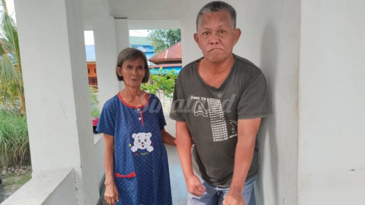 pasangan lansia rahmat dan diana. (foto: sinata/hendri)