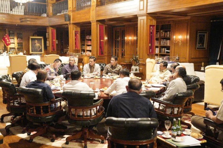 Rencana pembangunan giant sea wall jadi bahasan rapat terbatas presiden prabowo presiden prabowo subianto, memimpin rapat terbatas bersama jajaran menteri di bidang perekonomian dan instansi terkait lainnya di hambalang. (dok setneg)