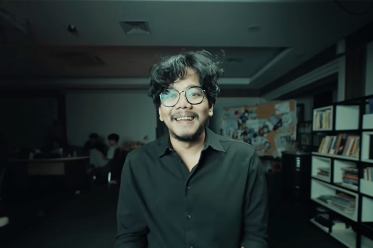 keberaniannya dalam membahas dan memperdebatkan berbagai isu memunculkan rasa penasaran netizen tentang siapa bekingan ferry irwandi.