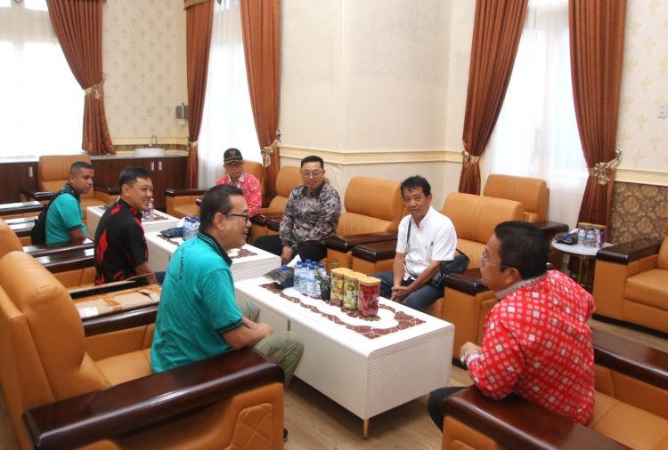 Dari siantar untuk indonesia: vihara sakyamula diresmikan sebagai wujud kerukunan umat audiensi panitia kegiatan dengan wesly silalahi di kantor wali kota. (foto: dok pemko pematangsiantar)