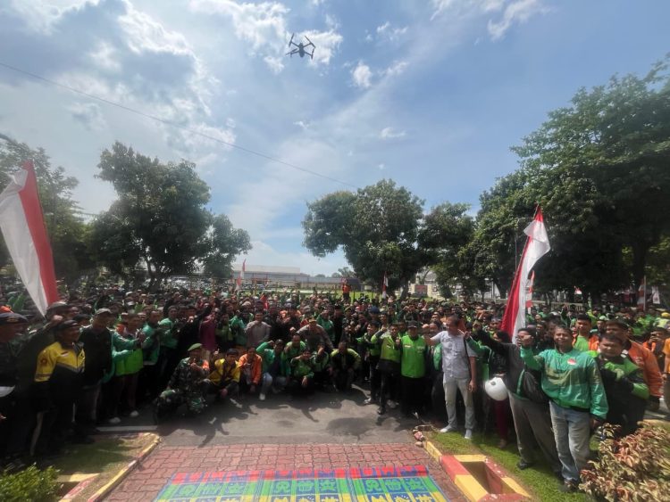 Brimob Polda Sumut dan TNI Gelar Doa Bersama, Salurkan 1.000 Karung Beras untuk Komunitas Ojol