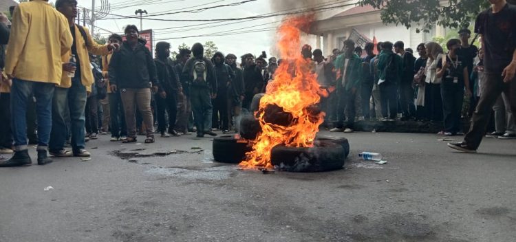 Massa membakar ban sebagai bentuk protes. (foto sinata/bismar)