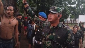 Unjuk Rasa di Siantar Ricuh Saat Hujan Deras, Demonstran dan Polisi Saling Lempar Unjuk Rasa di Siantar Ricuh Saat Hujan Deras, Demonstran dan Polisi Saling Lempar
