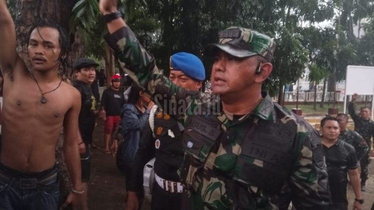 Kolonel Inf Agus Supriyono menenangkan massa (foto: sinata/hendri)