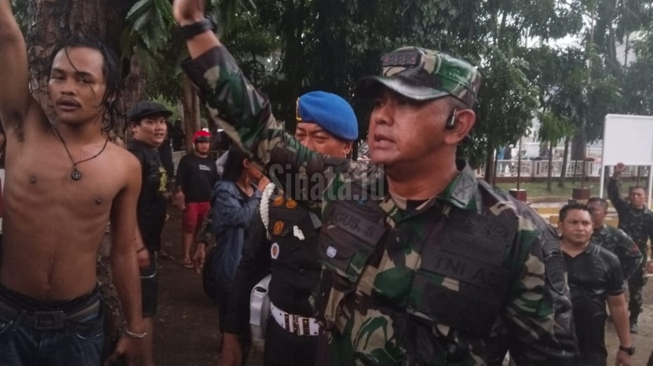 kolonel inf agus supriyono menenangkan massa (foto: sinata/hendri)