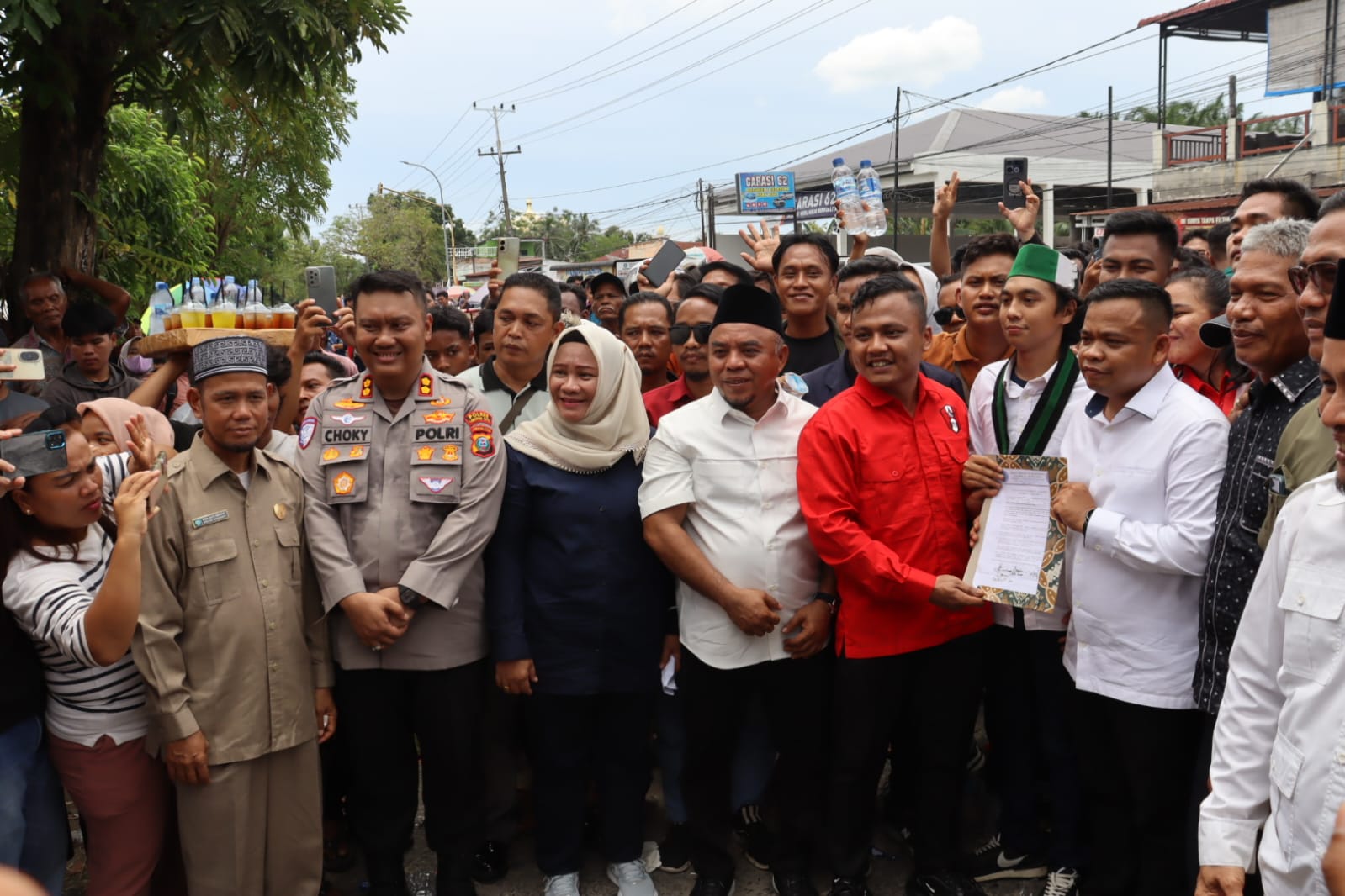 Aksi damai di Labuhanbatu berlangsung kondusif, ratusan massa menyampaikan aspirasi di depan DPRD dengan pengamanan ketat dari Polres.