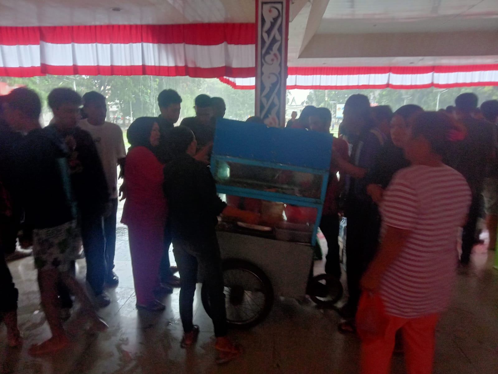 Massa mengerumi pedagang yang berjualan di Balai Bolon Adam Malik. (foto: sinata/roy)
