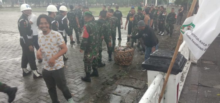 Pembersihan di sekitar lokasi demo oleh petugas TNI. (foto: sinata/bismar)