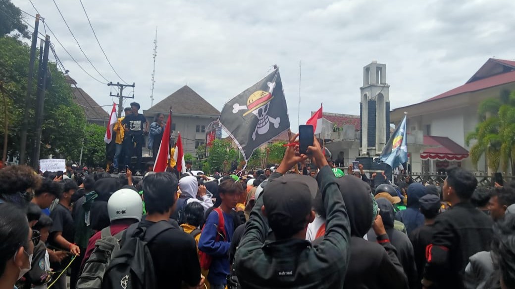 Bendera One Piece tampak saat unras berlangsung. (foto: sinata/roy)