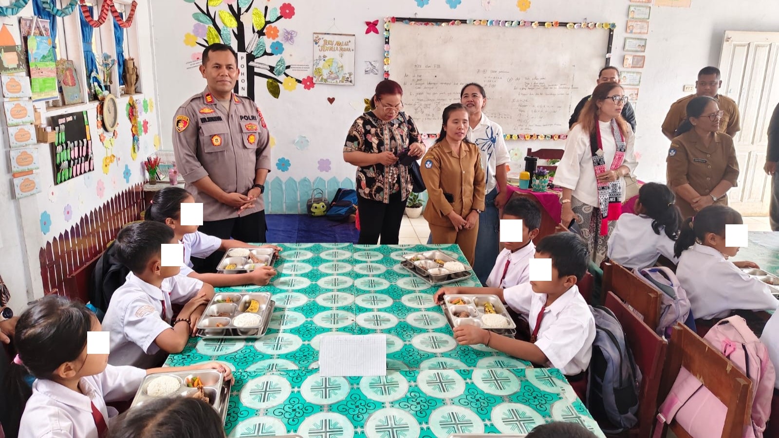 Siswa sekolah nikmati makanan bergizi gratis (foto: ist)