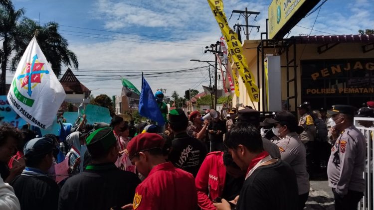 Massa berkumpul di depana Mapolres Pematangsiantar. (foto: sinat/hendri)