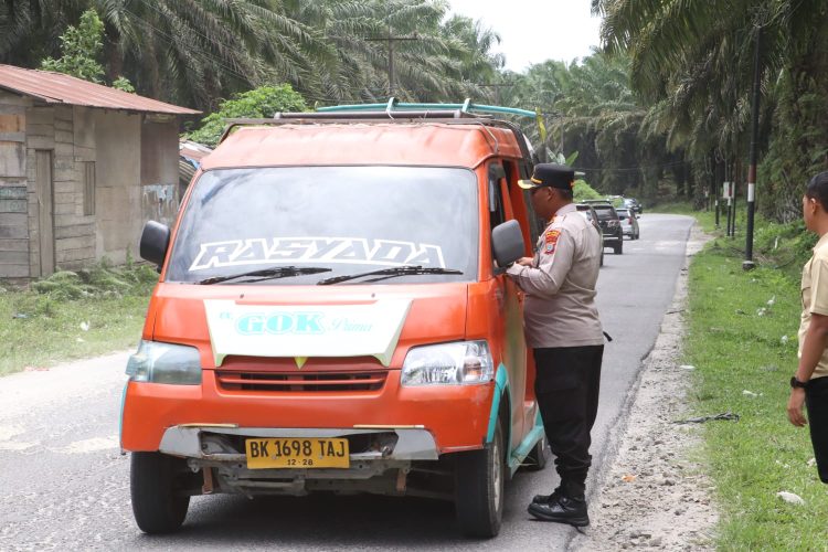 AKBP Marganda tegur supir angdes. (foto: ist)
