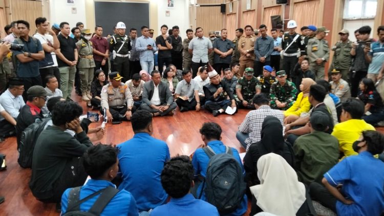 Bupati Simalungun bertemu BEM Sekolah Tinggi Agama Islam Panca Budi Perdagangan. (foto: sinata/sawal)