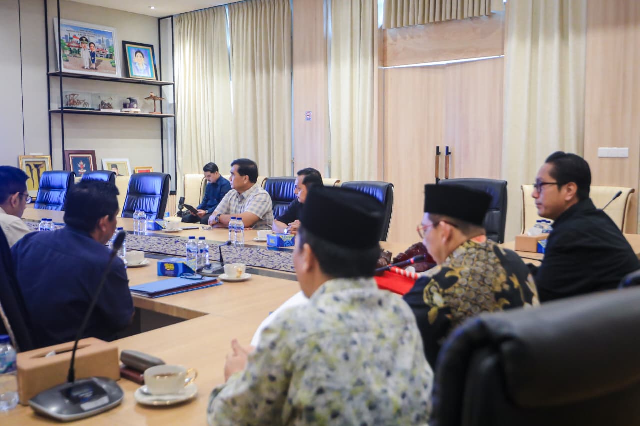 Fraksi-fraksi DPRD Kota Medan menyampaikan pandangan umum atas Ranperda Perubahan APBD 2025. PKS soroti infrastruktur dan PBB, Gerindra minta optimalisasi pajak, NasDem bahas UMKM dan UHC Premium.