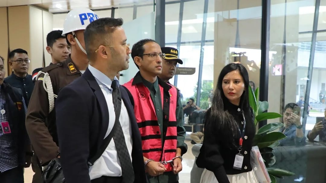 Nadiem Makarim pakai rompi tahanan jaksa. (foto: ist)