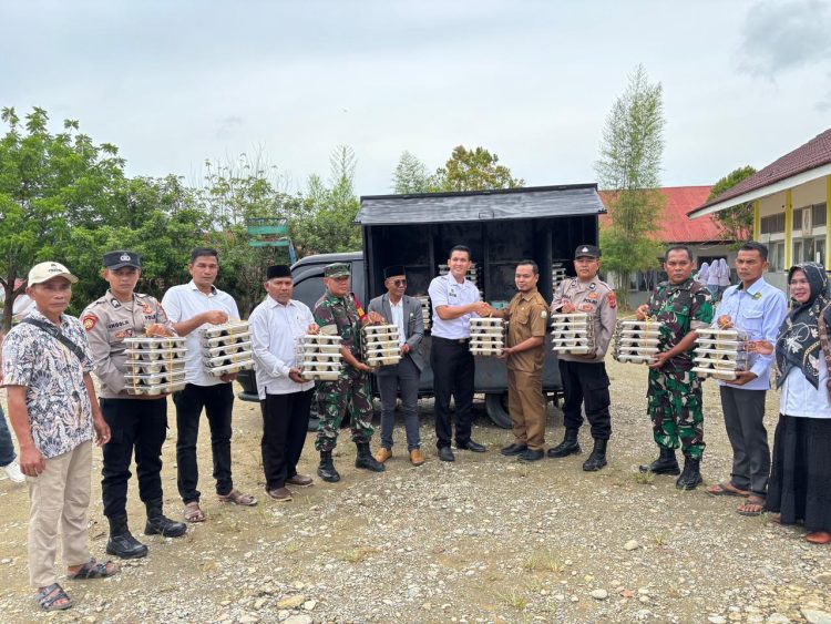 1. 719 pelajar di aceh timur nikmati program makan bergizi gratis perdana sebanyak 1.719 pelajar di peunaron, aceh timur, menjadi penerima manfaat program makan bergizi gratis perdana yang digagas yayasan rakan sebet indonesia.