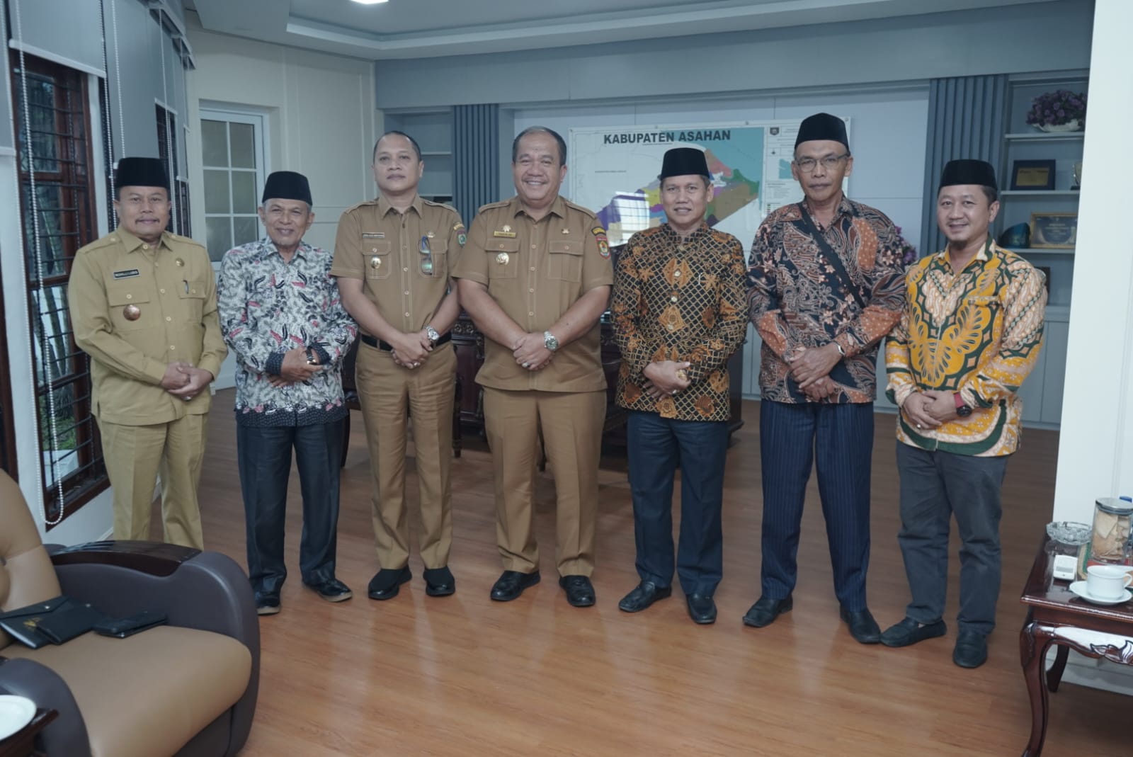 bupati asahan, taufik zainal abidin, menerima audiensi pd muhammadiyah asahan. pertemuan ini membahas kolaborasi program kerja untuk mendukung visi pembangunan daerah.