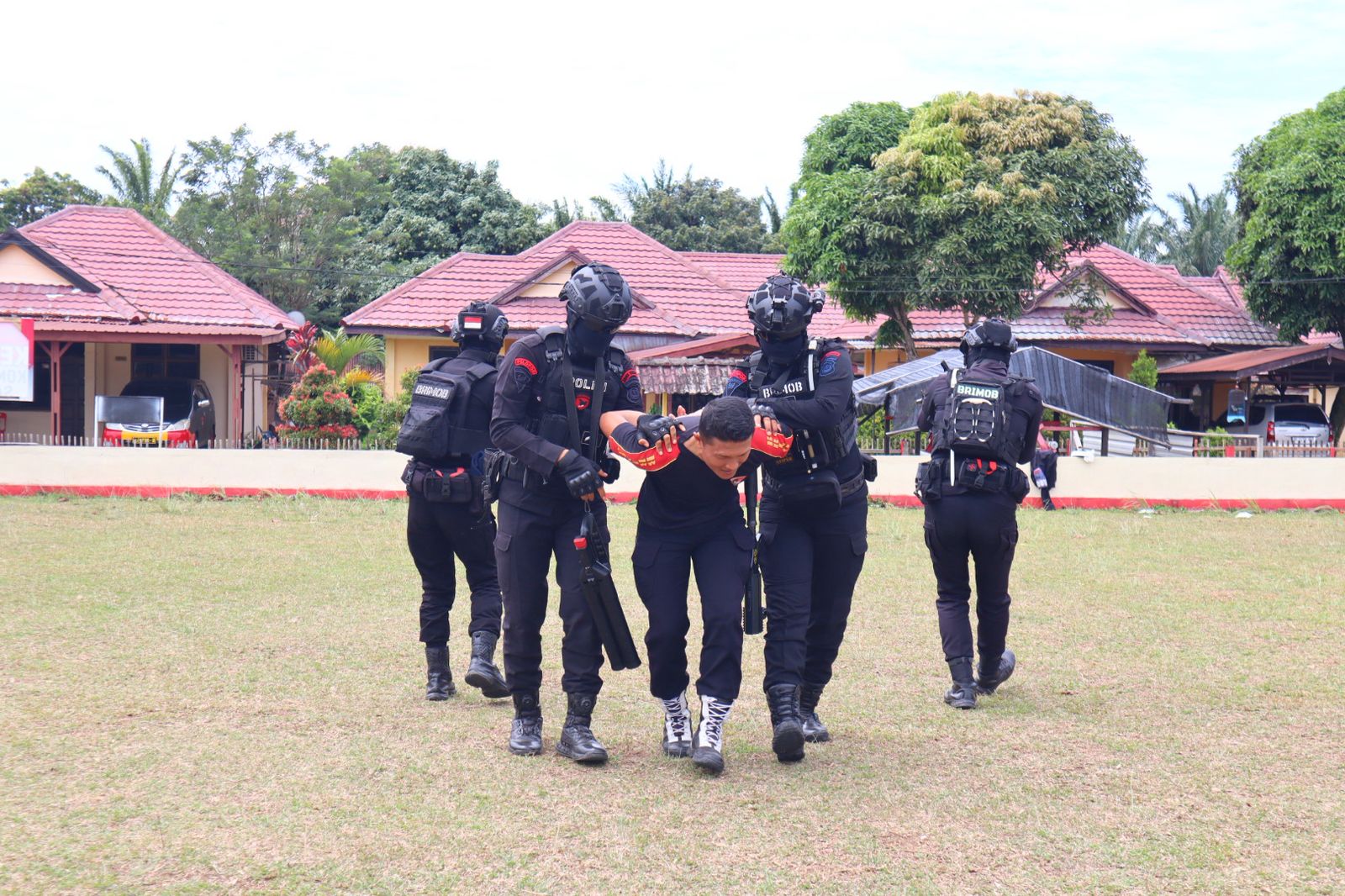 satbrimob polda sumut gelar latihan den 45 anti anarki di mako batalyon c. kegiatan ini perkuat kesiapsiagaan personel menghadapi potensi aksi anarkis.