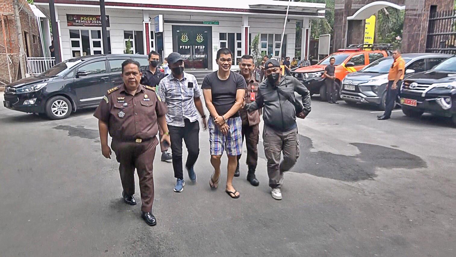 tim tangkap buronan (tabur) kejati sumut berhasil menangkap selamat ang, terpidana kasus penipuan yang masuk dpo, di tanjung balai. penangkapan ini menegaskan komitmen kejaksaan bahwa tidak ada tempat aman bagi pelaku kejahatan.