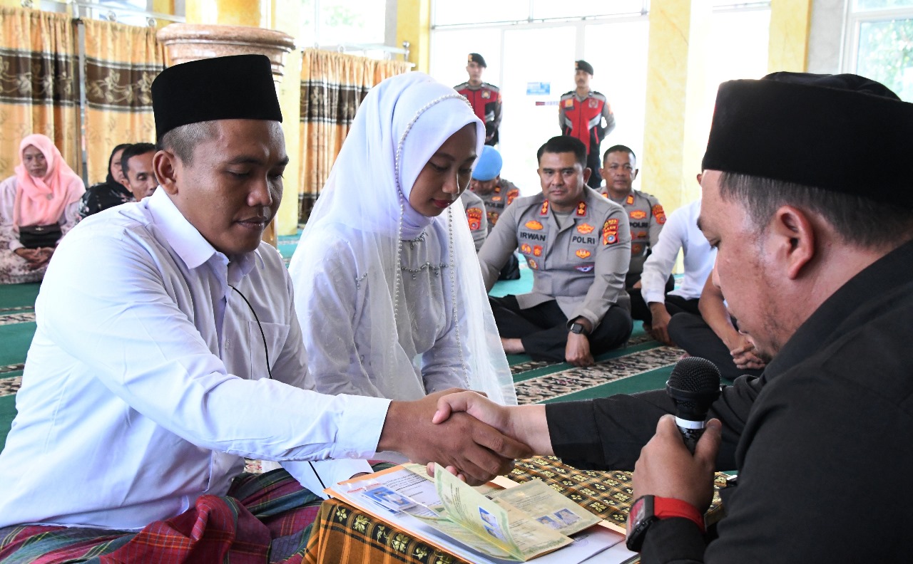 polres aceh timur memfasilitasi pernikahan tahanan satresnarkoba ag (29) dengan sa (26) di masjid babuttaqwa polres. meski berstatus tahanan, hak nikah tetap dijalankan, dihadiri keluarga dan diselenggarakan khidmat.