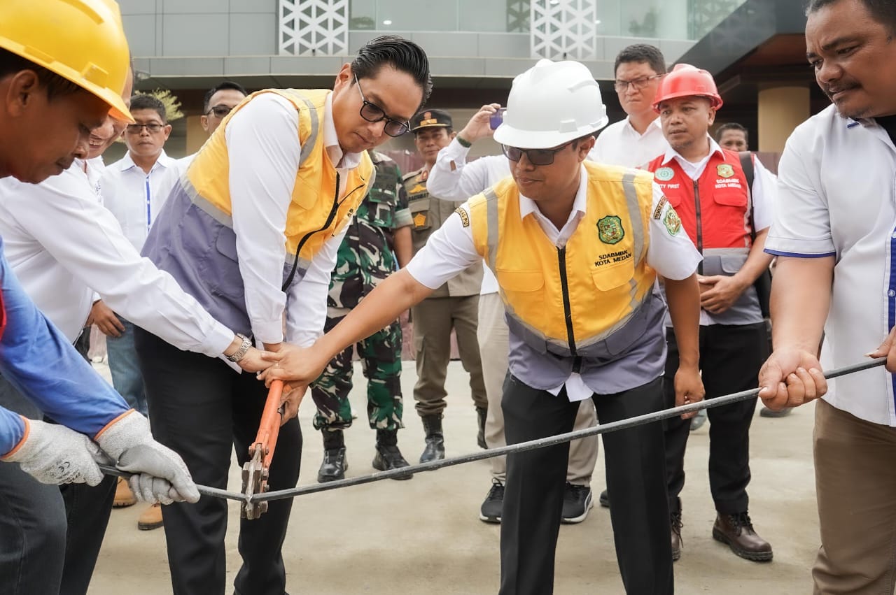 wali kota medan, rico tri putra bayu waas, memimpin program migrasi kabel udara ke bawah tanah. langkah ini menata wajah kota agar lebih rapi, modern, dan nyaman bagi warga