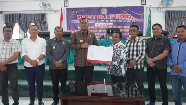 dprd toba dan bupati sepakat kua-ppas apbd 2026. pendapatan daerah rp1,009 triliun, belanja rp1,011 triliun, wujudkan visi “toba mantap 2029”.