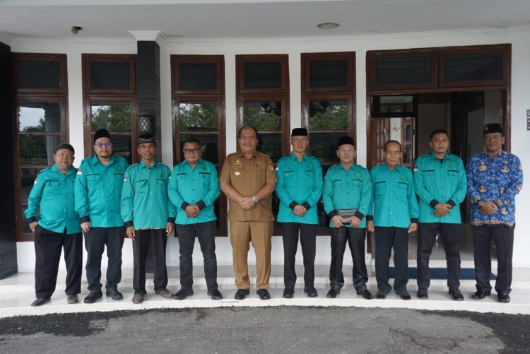 Jbmi asahan audiensi ke bupati taufik zainal, bahas program penyuluhan dan kerukunan umat pengurus jam’iyah batak muslim indonesia (jbmi) kabupaten asahan bertemu bupati taufik zainal abidin, s.sos., m.si.