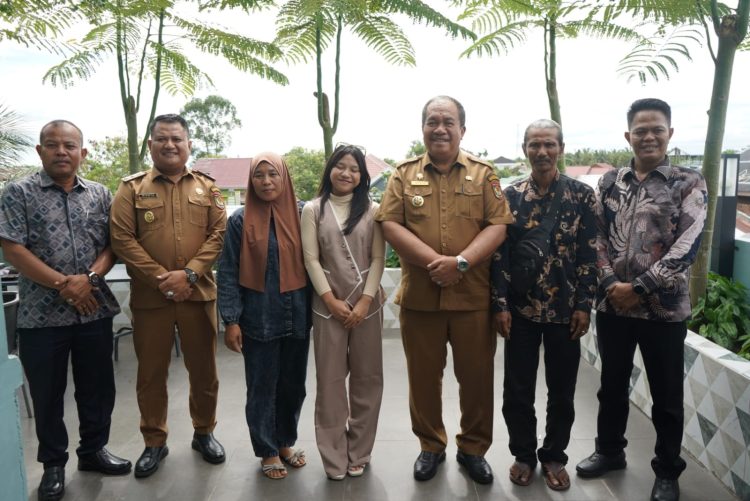 Bupati asahan sambut kepulangan peserta d7 academy asal asahan bupati asahan taufik zainal abidin menyambut hangat kepulangan putri asyinta (dinda), peserta d7 academy asal asahan, dengan makan santai dan penuh keakraban.