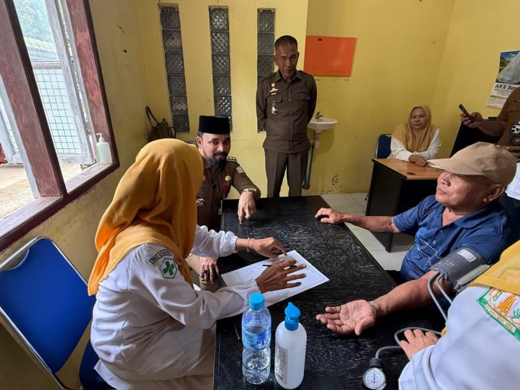 Bupati aceh timur tinjau camp rohingya, pastikan penanganan sesuai standar kemanusiaan bupati aceh timur iskandar usman al-farlaky meninjau camp rohingya di peureulak timur, pastikan penanganan pengungsi berjalan sesuai standar kemanusiaan.