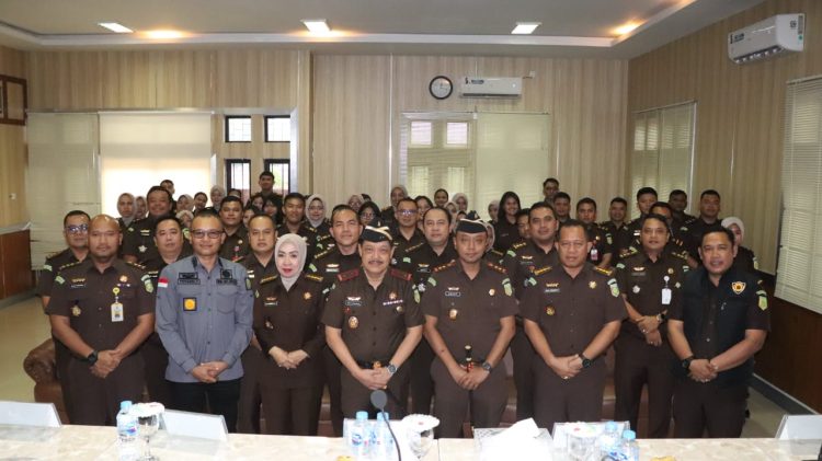 Kunjungan kerja kajati kepri di karimun: dorong pelayanan hukum yang humanis dan profesional kepala kejati kepri j. devy sudarso melakukan kunjungan kerja ke kejari karimun untuk evaluasi kinerja dan mendorong pelayanan hukum berkeadilan. supervisi ini sekaligus memperkuat silaturahmi dan motivasi jajaran kejaksaan.
