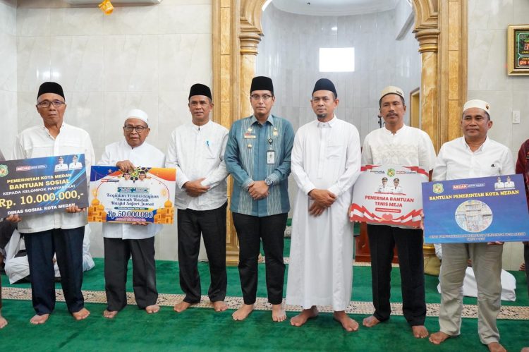 safari jumat di medan deli, rico waas serahkan bantuan untuk masjid nurul hidayah