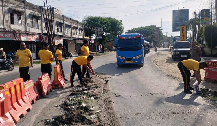 jum’at bersih, kapolsek peureulak pimpin anggota gotong royong