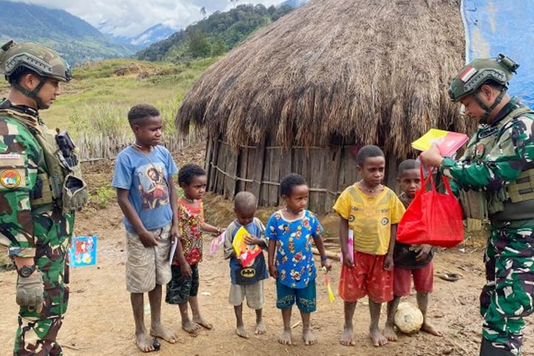 Prajurit TNI Satgas Yonif 700/WYC lepas senjata dan hadir sebagai guru bagi anak-anak di Kampung Wako, Papua, menyalurkan ilmu pengetahuan serta membangkitkan semangat belajar.