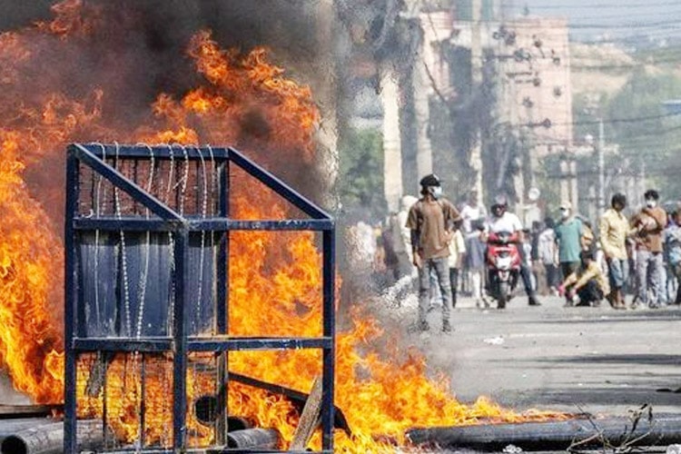 demonstrasi nepal memaksa perdana menteri sharma oli mengundurkan diri. dipicu isu kkn dan kesenjangan sosial tewaskan 22 orang.