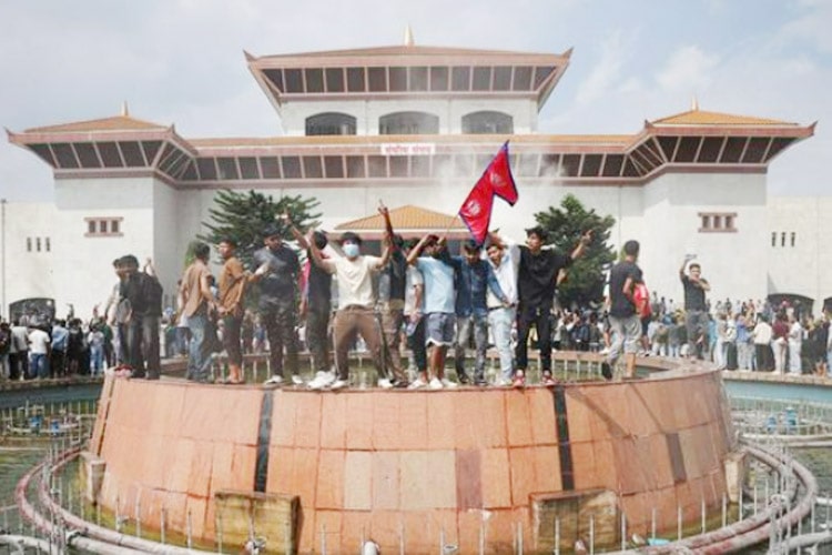 apa itu nepo kids? istilah viral di nepal ini merujuk pada anak-anak pejabat dengan gaya hidup mewah yang memicu demonstrasi besar, mengguncang politik dan melengserkan perdana menteri.