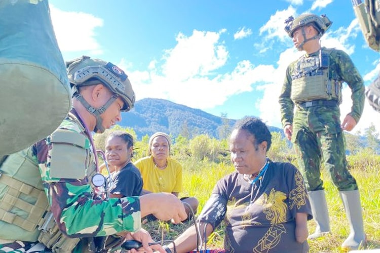 Prajurit Satgas Yonif 700/WYC memberikan layanan kesehatan gratis bagi warga pedalaman Papua.