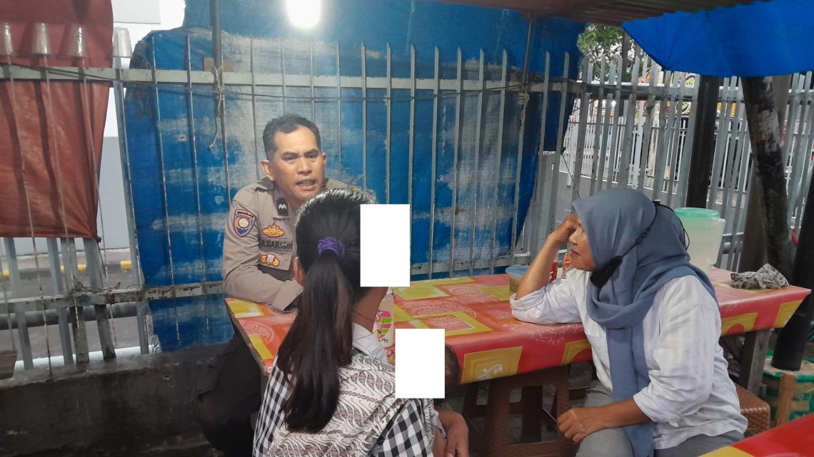 Polisi saat menemukan gadis belia gendong bayi di depan Ramayana. (ist)