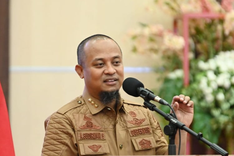 Pemprov Sulsel mengajukan usulan Rp233 miliar ke KemenPU untuk renovasi Gedung DPRD. Publik menyoroti prioritas anggaran dan membandingkannya dengan kondisi jalan rusak di Makassar.