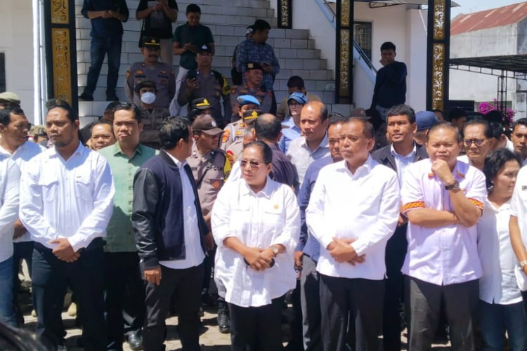 Sekitar 100 warga Panggung Suara Karo menggelar aksi damai di DPRD Kabupaten Karo. Aspirasi tentang RUU Perampasan Aset hingga transparansi anggaran disampaikan secara tertib dan disambut hangat Forkopimda.