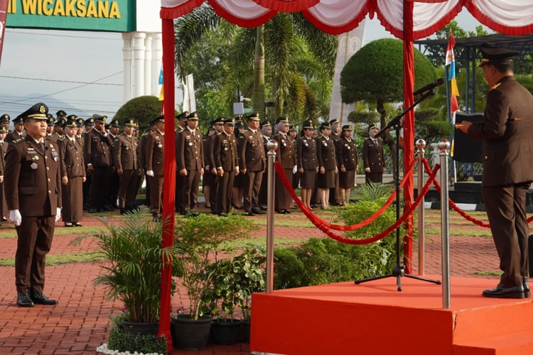 Jaksa Agung Republik Indonesia menerbitkan tujuh perintah harian sebagai pedoman pelaksanaan tugas bagi seluruh jajaran Kejaksaan. Perintah tersebut dibacakan langsung oleh Kajati Kepri dalam upacara HUT ke-80 Kejaksaan RI, yang menekankan pada pemberantasan korupsi dan penegakan hukum yang humanis.