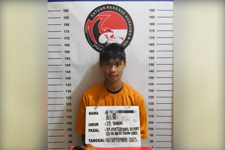 Satres Narkoba Polres Labuhanbatu berhasil menggagalkan peredaran sabu 99,42 gram dan menangkap kurir muda 19 tahun di Panai Tengah.