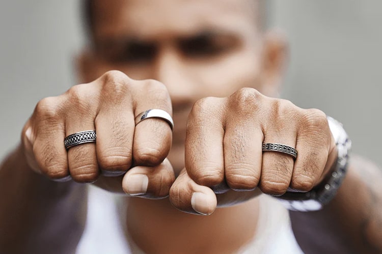 Kenali 7 jenis logam cincin untuk pria, mulai dari emas putih, platinum, titanium hingga zirkonium hitam. Temukan pilihan terbaik sesuai gaya.