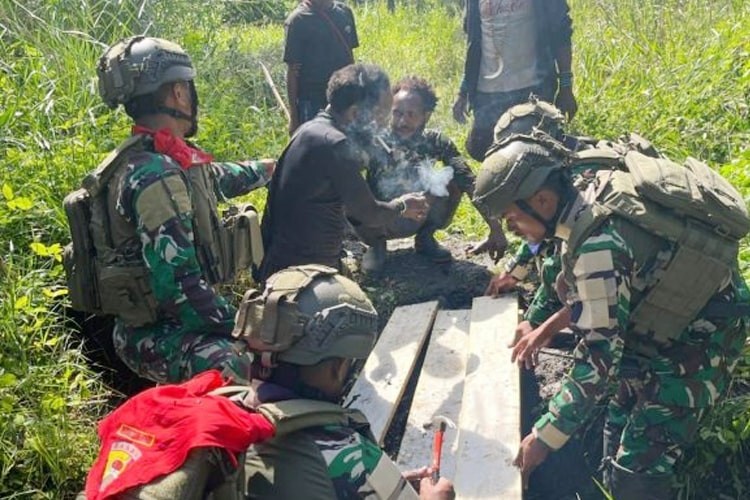 Separatis Papua Tantang Aparat dengan ancaman zona perang di Puncak Jaya. TNI tegaskan kehadiran sah secara konstitusional untuk lindungi rakyat.