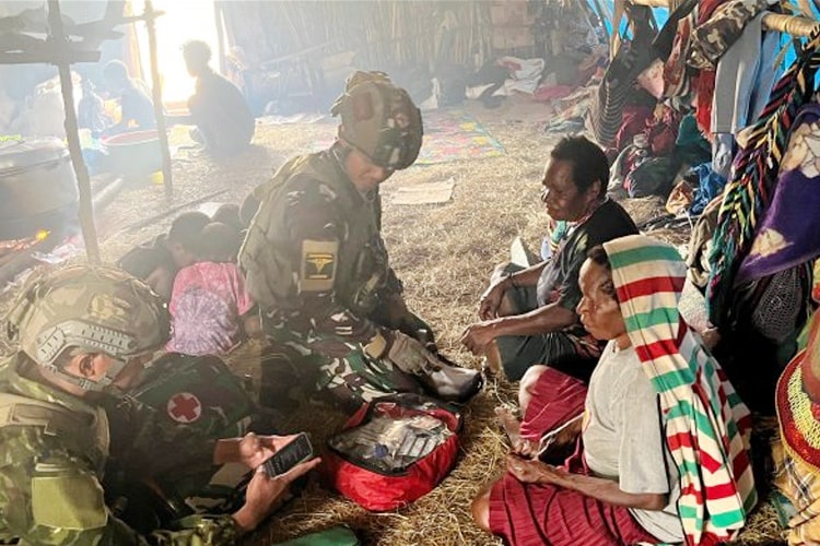 Satgas Yonif 700/WYC memberikan layanan kesehatan gratis bagi warga pedalaman Papua, wujud nyata kepedulian TNI untuk masyarakat.